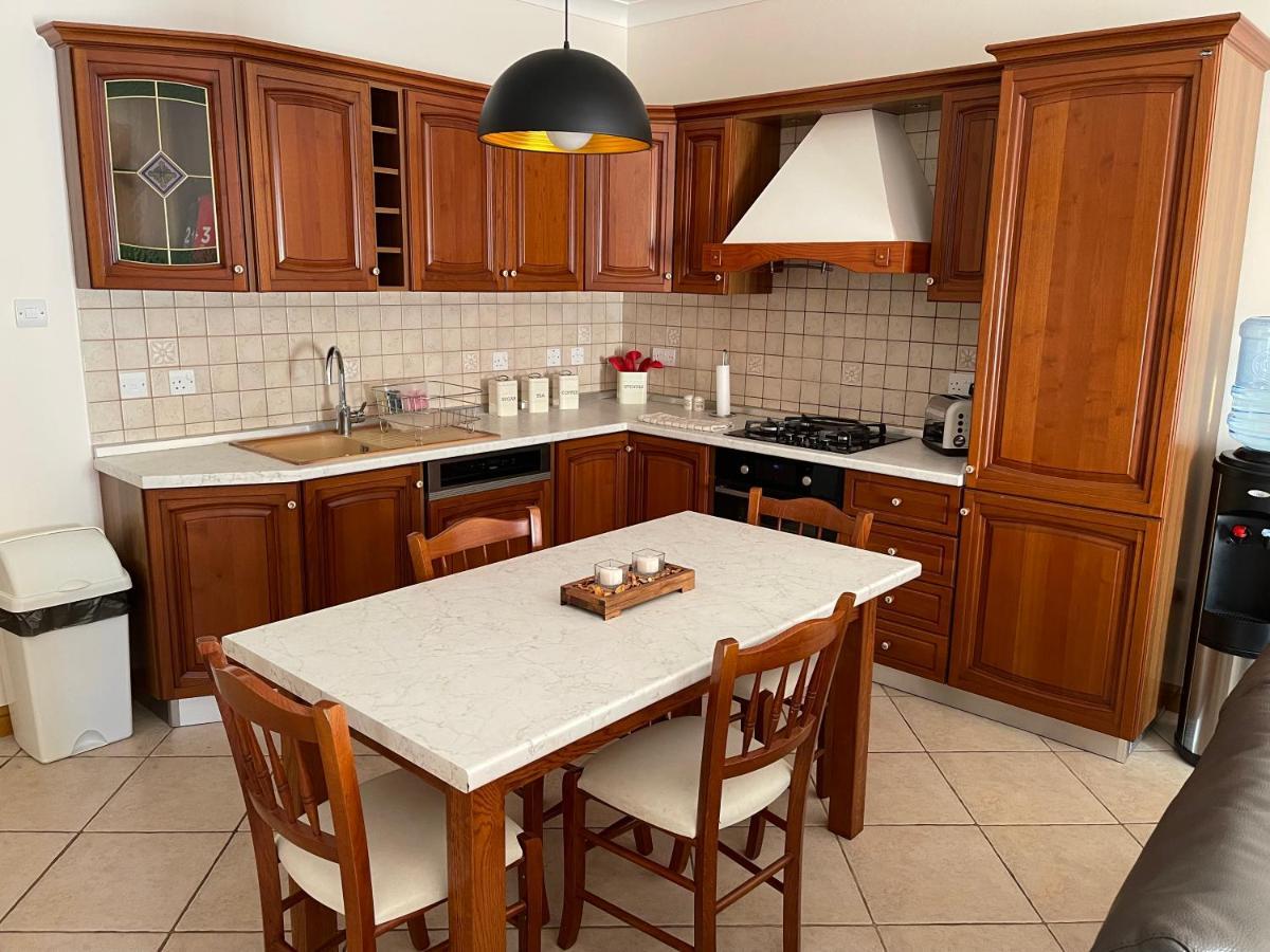 Beautiful Central Apartment With Pool St. Paul's Bay Exteriör bild