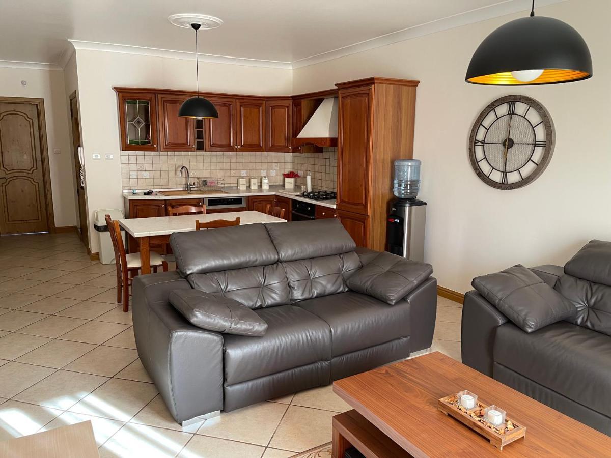 Beautiful Central Apartment With Pool St. Paul's Bay Exteriör bild